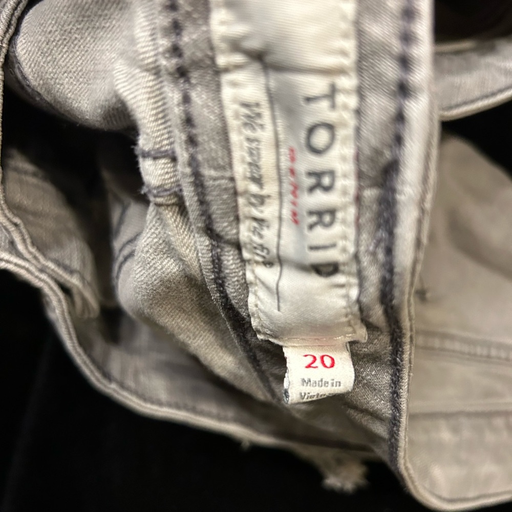 Light grey distressed jean shorts - Picture 4 of 5